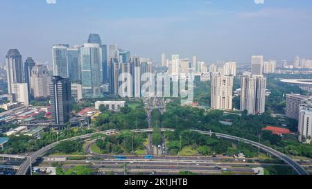 Luftaufnahme des Sudirman Highway in der Nähe des Semanggi Straßenkreuzes zur Morgendämmerung Stockfoto