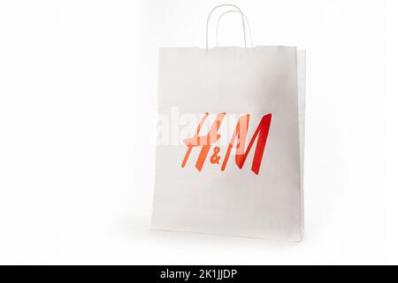 Zypern, Paphos - 08. SEPTEMBER 2022: HM Papiertasche von der berühmten schwedischen Fast-Fashion-Bekleidungsmarke. Auf weißem Hintergrund. Stockfoto