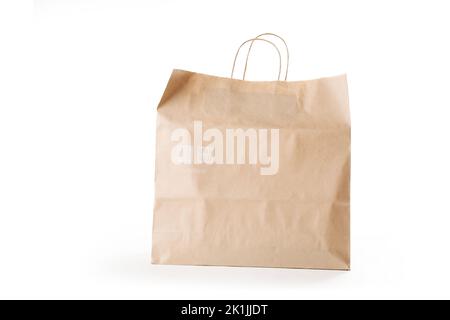 Zypern, Paphos - 08. SEPTEMBER 2022: Uniqlo Papiertasche von der japanischen Freizeitkleidung Marke. Auf weißem Hintergrund. Stockfoto