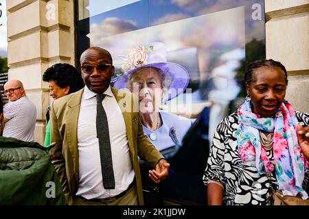 London, Großbritannien. 18. September 2022. Am 18. September 2022 werden Menschen in der Piccadilly Street, London, Großbritannien, gesehen. Am Tag vor der Beerdigung der britischen Königin Elizabeth II. Kredit: Roman Vondrous/CTK Foto/Alamy Live Nachrichten Stockfoto