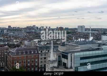 Ein Luftbild der Londoner Skyline in Mayfair, Großbritannien an einem bewölkten Morgen Stockfoto