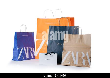 Zypern, Paphos - 08. SEPTEMBER 2022: Mehrere bunte Zara-Papiertüten vom berühmten spanischen Bekleidungshändler. Auf weißem Hintergrund. Stockfoto