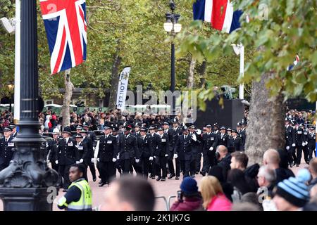 London, Großbritannien. 19. September 2022. Polizeibeamte während des Aufbaus bis zur Beerdigung von Königin Elizabeth ll auf der Mall Credit: MARTIN DALTON/Alamy Live News Stockfoto