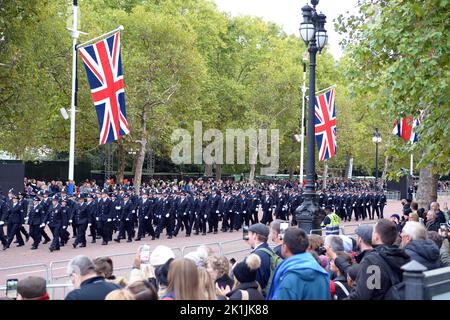 London, Großbritannien. 19. September 2022. Polizeibeamte während des Aufbaus bis zur Beerdigung von Königin Elizabeth ll auf der Mall Credit: MARTIN DALTON/Alamy Live News Stockfoto