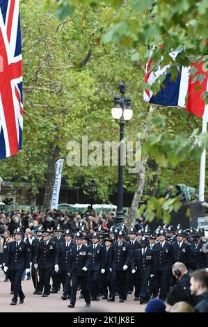 London, Großbritannien. 19. September 2022. Polizeibeamte während des Aufbaus bis zur Beerdigung von Königin Elizabeth ll auf der Mall Credit: MARTIN DALTON/Alamy Live News Stockfoto