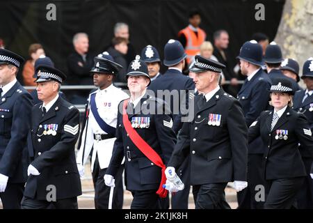 London, Großbritannien. 19. September 2022. Polizeibeamte während des Aufbaus bis zur Beerdigung von Königin Elizabeth ll auf der Mall Credit: MARTIN DALTON/Alamy Live News Stockfoto