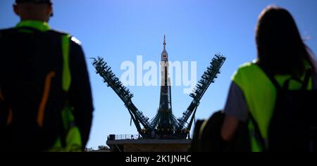 Kasachstan. 18. September 2022. Die Dienststruktur wird um die Sojus-Rakete am Sonntag, den 18. September 2022, am Standort 31 des Kosmodroms Baikonur in Kasachstan angehoben. Am 21. September 68 2022 sollen der Astronaut der NASA, Frank Rubio, und die Kosmonauten Sergey Prokopyev und Dmitri Petelin von Roskosmos an Bord ihrer Sojus MS-22-Sonde starten. Foto von Bill Ingalls/NASA via CNP/ABACAPRESS.COM Quelle: Abaca Press/Alamy Live News Quelle: Abaca Press/Alamy Live News Stockfoto