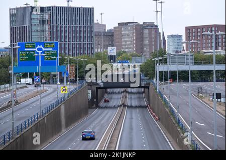 A38M Aston Expressway, Birmingham, England - September 19. 2022 - Ein normalerweise vollgepacktes Schmuggelsystem auf dem Aston Expressway von Birmingham, das von der Spaghetti-Kreuzung in die Stadt führt, ist fast leer von Fahrzeugen, da die Menschen zu Hause bleiben, um das staatliche Begräbnis der Königin zu beobachten. Quelle: Scott CM/Alamy Live News Stockfoto