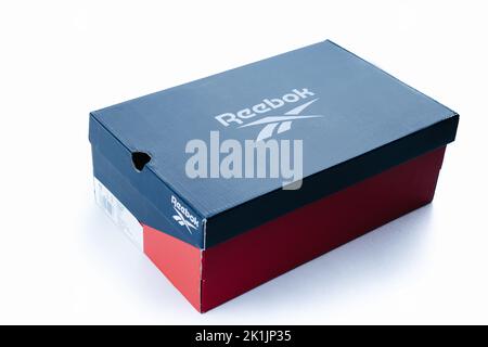 Zypern, Paphos - 08. SEPTEMBER 2022: Box mit Reebok Schuhen der berühmten Sportartikelmarke. Schräg platziert. Auf weißem Hintergrund. Stockfoto