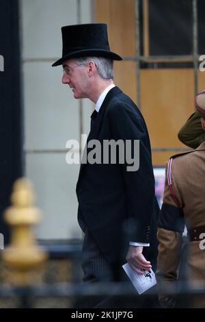 Wirtschaftsminister Jacob Rees-Mogg bei der Ankunft am Staatsfuneral von Königin Elizabeth II., das in Westminster Abbey, London, stattfand. Bilddatum: Montag, 19. September 2022. Stockfoto