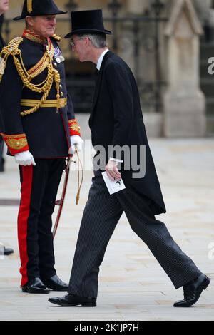 Wirtschaftsminister Jacob Rees-Mogg bei der Ankunft am Staatsfuneral von Königin Elizabeth II., das in Westminster Abbey, London, stattfand. Bilddatum: Montag, 19. September 2022. Stockfoto