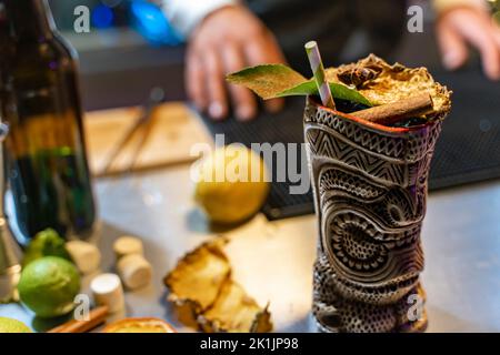 Nahaufnahme eines tropischen Cocktails bei einer Party in einem Nachtclub. Nightlife-Konzept mit Copy-Space für Text. Stockfoto