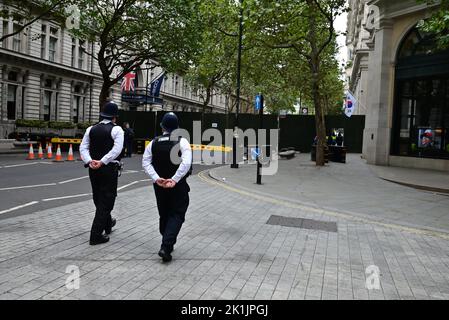 Staatsbegräbnis Ihrer Majestät Königin Elizabeth II., London, Großbritannien, Montag, 19.. September 2022. Polizeibeamte auf dem Schlag patrouillieren den Umkreis auf Northumberland Avenue. Stockfoto