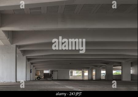 Bangkok, Thailand - 10 Sep 2022 : Ein Auto allein auf Parkplatz Gebäude. Perspektivische Ansicht des Parkplatzes am Nachmittag, Platz für Text, Selektive fo Stockfoto