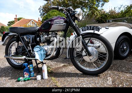 Reinigung eines klassischen 1963 Triumph Trophy TR6 Motorrads Stockfoto