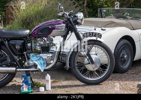 Reinigung eines klassischen 1963 Triumph Trophy TR6 Motorrads Stockfoto