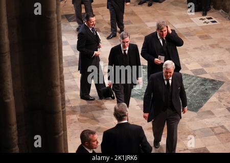 Wirtschaftsminister Jacob Rees-Mogg und Bildungsminister Kit Malthouse kommen vor dem Staatsfuneral von Königin Elizabeth II. An, das in Westminster Abbey, London, stattfand. Bilddatum: Montag, 19. September 2022. Stockfoto