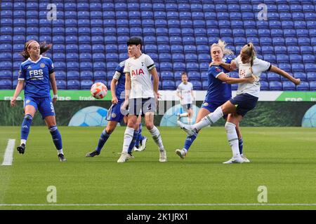 Leicester, Großbritannien. 18. September 2022. 18. September 2022, Leicester, England, Vereinigtes Königreich: Leicester, England, 18. 2022. September: Shelina Zadorsky (3 Tottenham Hotspur) schießt beim Barclays FA Womens Super League-Spiel zwischen Leicester City und Tottenham Hotspur im King Power Stadium in Leicester, England, auf das Tor. (Bild: © James Holyoak/Sport Press Foto via ZUMA Press) Bild: Zuma Press/Alamy Live News