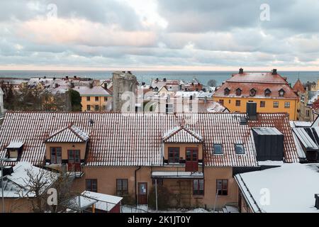 Blick über Visby, Gotland in Schweden im Winter mit bewölktem Himmel. Stockfoto