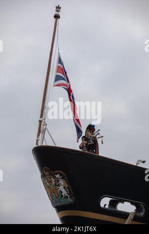 Edinburgh, Großbritannien. 19. September 2022. Rohrmajor Steven Dewar von Scotia Pipers begrüßt ihre Majestät Königin Elizabeth II., die am 8.. September an Bord der Royal Yacht Britannia vertäut in Leith Docks in Edinburgh, Großbritannien, starb. 19. September 2022. Foto: Jeremy Sutton-Hibbert/Alamy Live News. Stockfoto