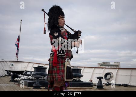Edinburgh, Großbritannien. 19. September 2022. Rohrmajor Steven Dewar von Scotia Pipers begrüßt ihre Majestät Königin Elizabeth II., die am 8.. September an Bord der Royal Yacht Britannia vertäut in Leith Docks in Edinburgh, Großbritannien, starb. 19. September 2022. Foto: Jeremy Sutton-Hibbert/Alamy Live News. Stockfoto