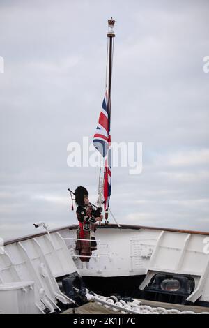 Edinburgh, Großbritannien. 19. September 2022. Rohrmajor Steven Dewar von Scotia Pipers begrüßt ihre Majestät Königin Elizabeth II., die am 8.. September an Bord der Royal Yacht Britannia vertäut in Leith Docks in Edinburgh, Großbritannien, starb. 19. September 2022. Foto: Jeremy Sutton-Hibbert/Alamy Live News. Stockfoto