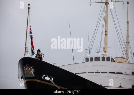 Edinburgh, Großbritannien. 19. September 2022. Rohrmajor Steven Dewar von Scotia Pipers begrüßt ihre Majestät Königin Elizabeth II., die am 8.. September an Bord der Royal Yacht Britannia vertäut in Leith Docks in Edinburgh, Großbritannien, starb. 19. September 2022. Foto: Jeremy Sutton-Hibbert/Alamy Live News. Stockfoto