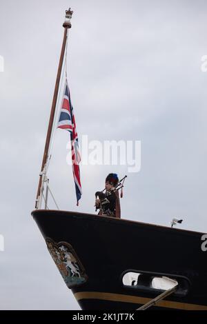 Edinburgh, Großbritannien. 19. September 2022. Rohrmajor Steven Dewar von Scotia Pipers begrüßt ihre Majestät Königin Elizabeth II., die am 8.. September an Bord der Royal Yacht Britannia vertäut in Leith Docks in Edinburgh, Großbritannien, starb. 19. September 2022. Foto: Jeremy Sutton-Hibbert/Alamy Live News. Stockfoto