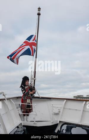 Edinburgh, Großbritannien. 19. September 2022. Rohrmajor Steven Dewar von Scotia Pipers begrüßt ihre Majestät Königin Elizabeth II., die am 8.. September an Bord der Royal Yacht Britannia vertäut in Leith Docks in Edinburgh, Großbritannien, starb. 19. September 2022. Foto: Jeremy Sutton-Hibbert/Alamy Live News. Stockfoto