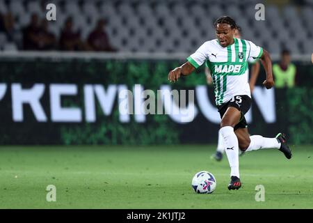 Armand Lauriente von uns Sassuolo steuert den Ball während des Serie-A-Spiels zwischen dem FC Turin und uns Sassuolo im Stadio Stadio Olimpico am 17. September 2022 in Turin, Italien. Stockfoto