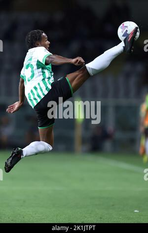 Armand Lauriente von uns Sassuolo steuert den Ball während des Serie-A-Spiels zwischen dem FC Turin und uns Sassuolo im Stadio Stadio Olimpico am 17. September 2022 in Turin, Italien. Stockfoto