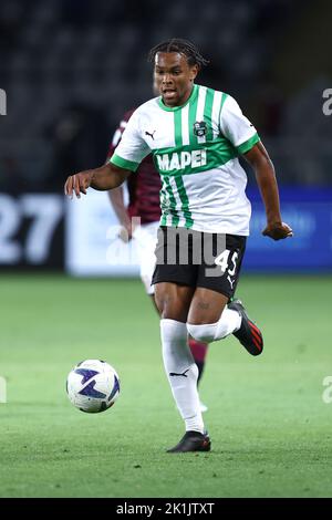 Armand Lauriente von uns Sassuolo steuert den Ball während des Serie-A-Spiels zwischen dem FC Turin und uns Sassuolo im Stadio Stadio Olimpico am 17. September 2022 in Turin, Italien. Stockfoto