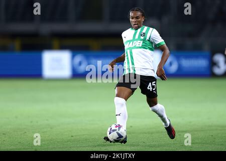 Armand Lauriente von uns Sassuolo steuert den Ball während des Serie-A-Spiels zwischen dem FC Turin und uns Sassuolo im Stadio Stadio Olimpico am 17. September 2022 in Turin, Italien. Stockfoto