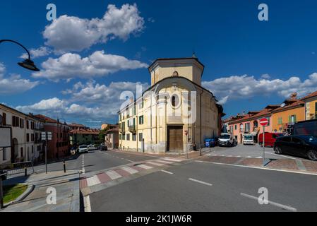 Fossano, Piemont, Italien - 09. September 2022: Via Marconi mit der alten Kirche San Antonio Abate (St. Anthony Abt) im Bezirk Sant'Antonio Stockfoto