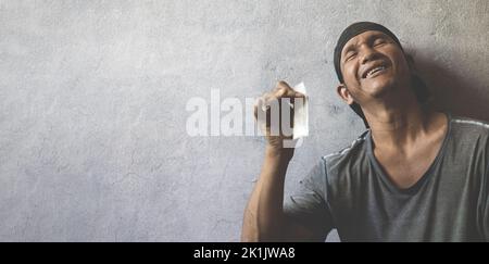 Drogenabhängiger Mann mit Halluzinationen, drogenabhängiger Mann mit Spritze, der Drogen verwendet. Stockfoto