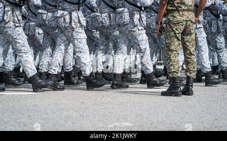 Soldaten marschieren in einer Parade. Low-Angle-Ansicht. Stockfoto