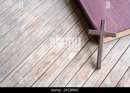 Holzkreuz auf einer Lederhülle bibel. Speicherplatz kopieren. Stockfoto