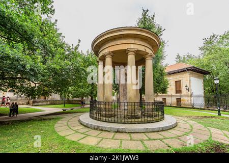 Gernika, Spanien. 4. August 2022. Der Baum des Gernika-Denkmals ist ein Symbol der Freiheit für das baskische Volk Stockfoto