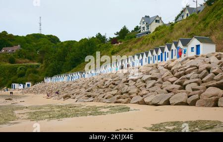 Die Strandhütten in Barneville-Carteret auf der Halbinsel Cotentin, Normandie, Frankreich, Europa Stockfoto