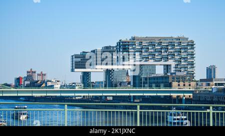 Kranhaus in köln, deutschland. Moderne Architektur am Rheinhafen. Im Hintergrund das Zentrum der Innenstadt. Architektur sho Stockfoto