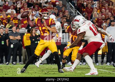 Southern California Trojans Quarterback Caleb Williams (13) wirft während eines NCAA-Fußballspiels gegen die Fresno State Bulldogs, Samstag, September Stockfoto