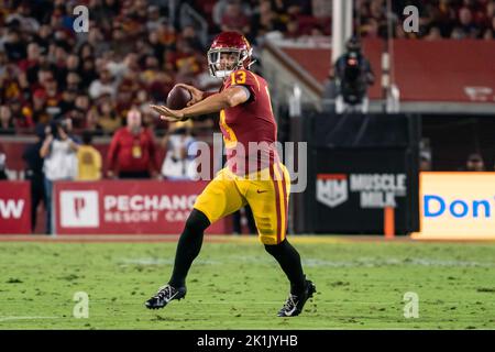 Southern California Trojans Quarterback Caleb Williams (13) wirft während eines NCAA-Fußballspiels gegen die Fresno State Bulldogs, Samstag, September Stockfoto