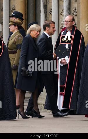 Frankreichs Präsident Emmanuel Macron und die First Lady Brigitte Macron kommen beim Staatsfuneral von Königin Elizabeth II. An, das in Westminster Abbey, London, stattfand. Bilddatum: Montag, 19. September 2022. Stockfoto