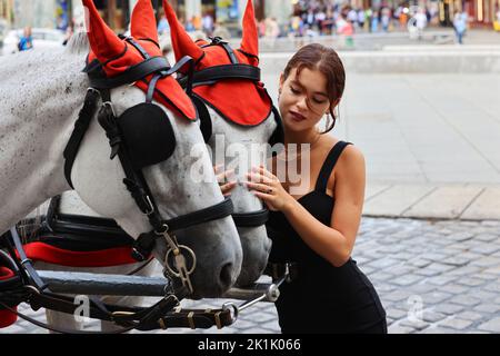 Teenager, Frau, Wien schöne Frau, Kutsche, Fiaker, Wien, Pferdekutsche oder Fiaker bei romantischer Fahrt durch die Hauptstadt, Wien, Österreich! Stockfoto