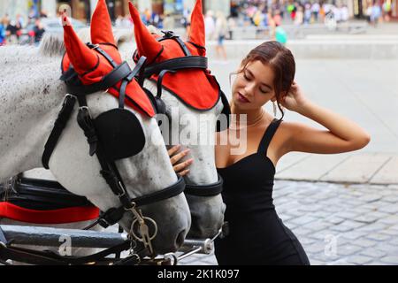 Teenager, Frau, Wien schöne Frau, Kutsche, Fiaker, Wien, Pferdekutsche oder Fiaker bei romantischer Fahrt durch die Hauptstadt, Wien, Österreich! Stockfoto