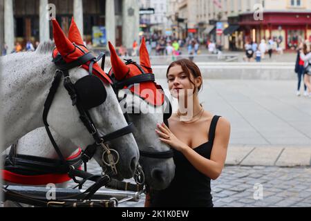 Teenager, Frau, Wien schöne Frau, Kutsche, Fiaker, Wien, Pferdekutsche oder Fiaker bei romantischer Fahrt durch die Hauptstadt, Wien, Österreich! Stockfoto