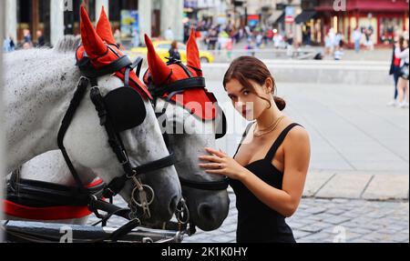 Teenager, Frau, Wien schöne Frau, Kutsche, Fiaker, Wien, Pferdekutsche oder Fiaker bei romantischer Fahrt durch die Hauptstadt, Wien, Österreich! Stockfoto