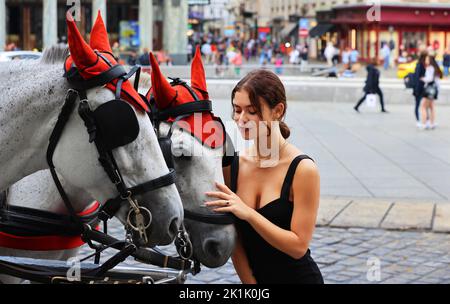 Teenager, Frau, Wien schöne Frau, Kutsche, Fiaker, Wien, Pferdekutsche oder Fiaker bei romantischer Fahrt durch die Hauptstadt, Wien, Österreich! Stockfoto