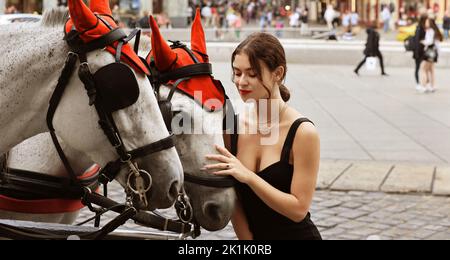 Teenager, Frau, Wien schöne Frau, Kutsche, Fiaker, Wien, Pferdekutsche oder Fiaker bei romantischer Fahrt durch die Hauptstadt, Wien, Österreich! Stockfoto