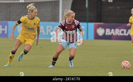 DAGENHAM ENGLAND - SEPTEMBER 18 : L-R Nathalie Bjorn von Everton und Kirsty Smith von West Ham Vereinigten WFC während des Barclays Women's Super League Spiels b Stockfoto